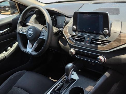 Used 2025 Nissan Altima 2.5 SV FWD image 24