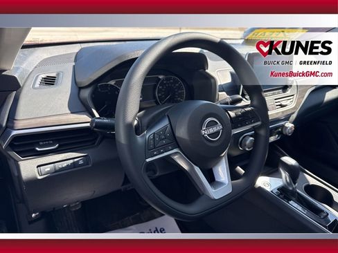 Used 2025 Nissan Altima 2.5 SV image 18
