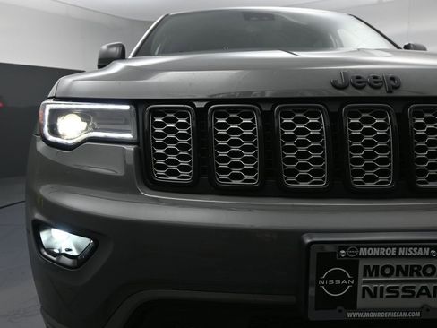 Used 2022 Jeep Grand Cherokee Laredo X image 16