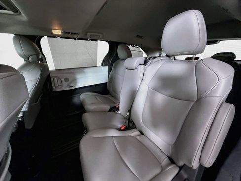 Certified 2026 Toyota Sienna XLE FWD image 31