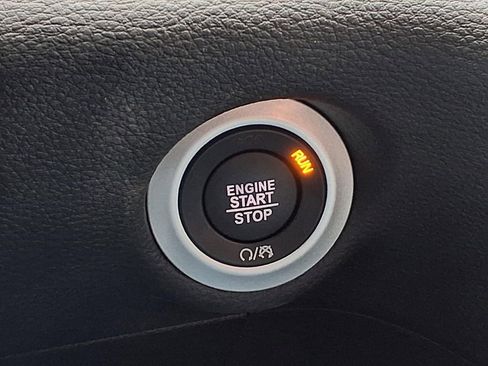 Used 2025 Chrysler Pacifica Select image 25