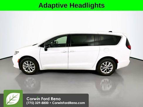Used 2025 Chrysler Pacifica Select AWD/4WD image 4