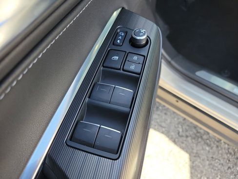 Used 2021 Toyota Venza Limited w/ Advanced Technology Package image 18