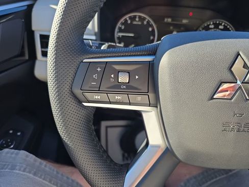 New 2025 Mitsubishi Outlander SE image 18