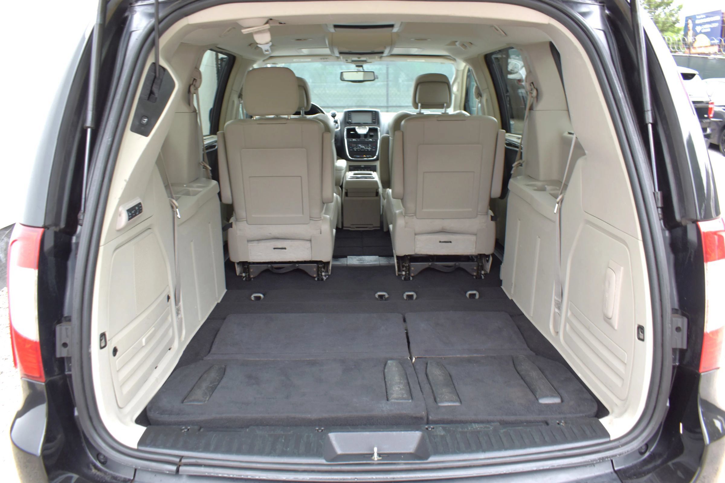 Used 2014 Chrysler Town & Country Limited w/ Luxury Group FWD image 36