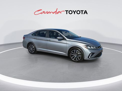 Used 2025 Volkswagen Jetta SE image 2