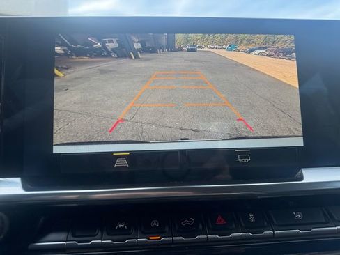 Used 2023 Chevrolet Silverado 1500 LT AWD/4WD image 29