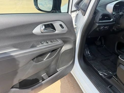 Used 2025 Chrysler Pacifica Limited FWD image 16