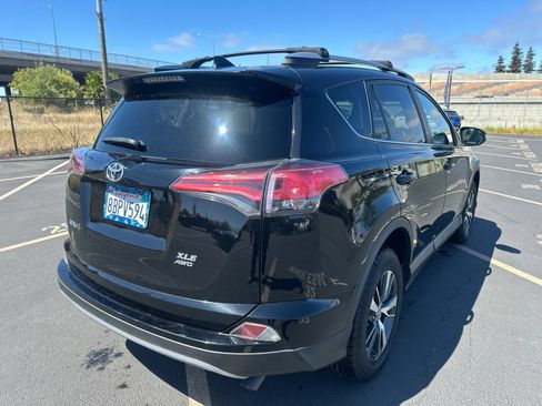 Used 2018 Toyota RAV4 XLE AWD/4WD image 4