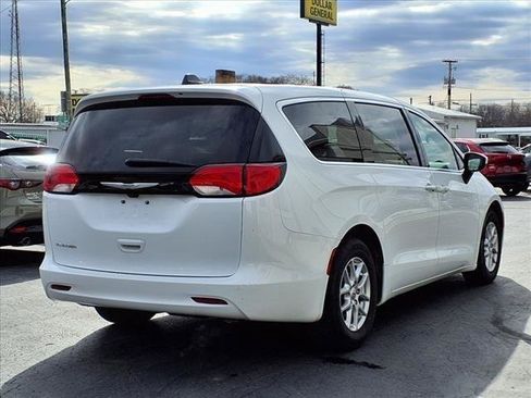 Used 2022 Chrysler Voyager LX FWD image 5