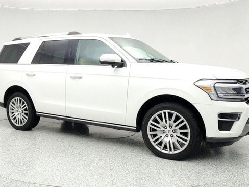 Used 2023 Ford Expedition Limited image 3