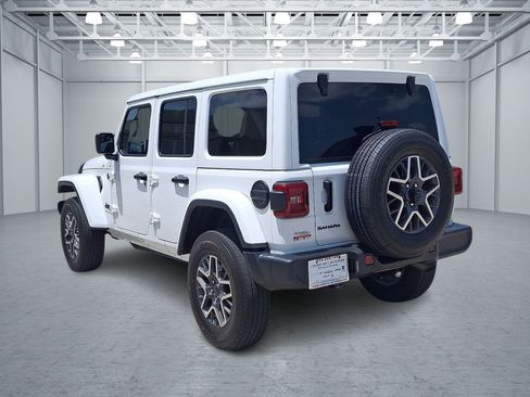 Used 2025 Jeep Wrangler Unlimited Sahara AWD/4WD image 3