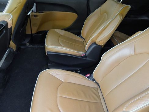 Used 2023 Chrysler Pacifica Pinnacle FWD image 38