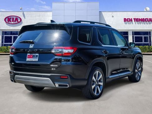 Used 2024 Honda Pilot Touring image 3