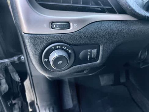 Used 2018 Jeep Cherokee Latitude FWD image 28