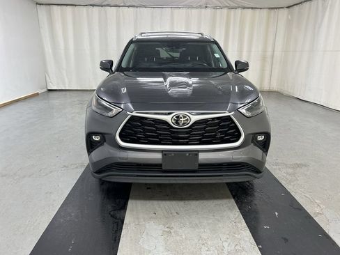 Used 2022 Toyota Highlander XLE AWD/4WD image 3