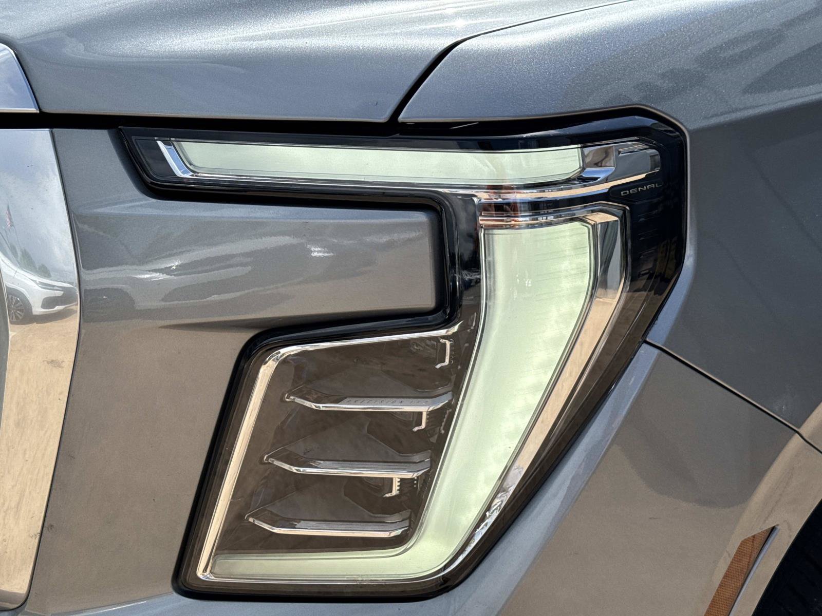 Used 2025 GMC Yukon XL Denali AWD/4WD image 9