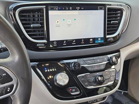 Used 2023 Chrysler Pacifica Touring-L image 13