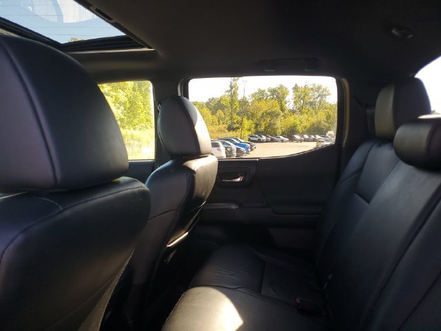 Used 2019 Toyota Tacoma TRD Sport AWD/4WD image 8