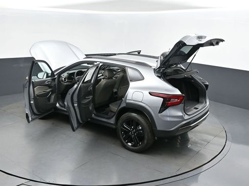 New 2026 Chevrolet Trax ACTIV image 2