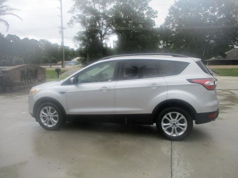 Used 2017 Ford Escape SE w/ SE Leather Comfort Package FWD image 23
