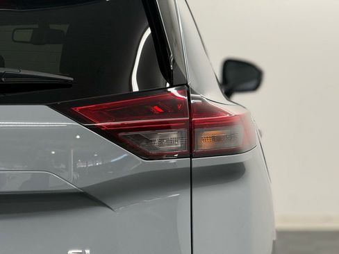 Used 2023 Nissan Rogue SL w/ SL Premium Package image 7