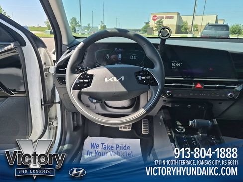 Used 2023 Kia Niro SX Touring FWD image 13