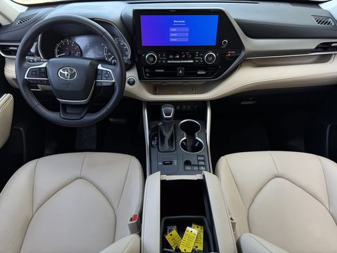 Used 2024 Toyota Highlander XLE FWD image 11