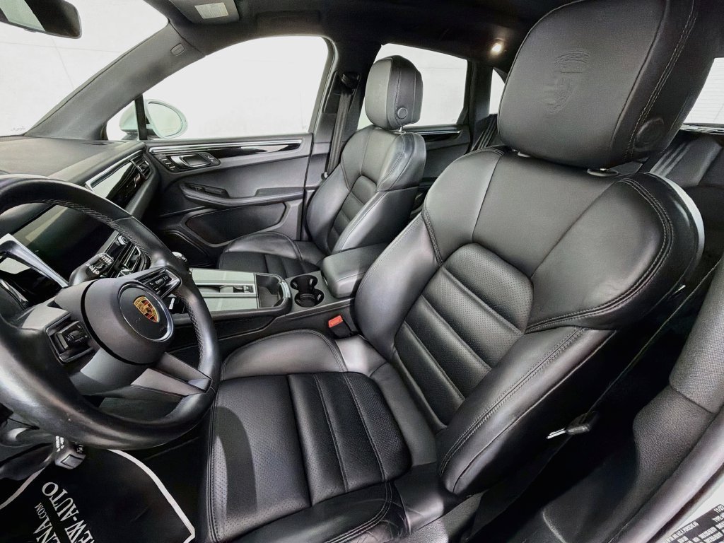 Certified 2023 Porsche Macan AWD/4WD image 5