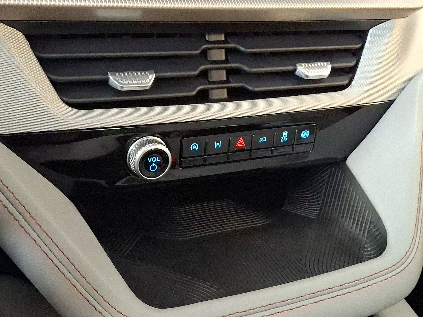 Used 2026 Ford Explorer Active w/ Active Comfort Package AWD/4WD image 19