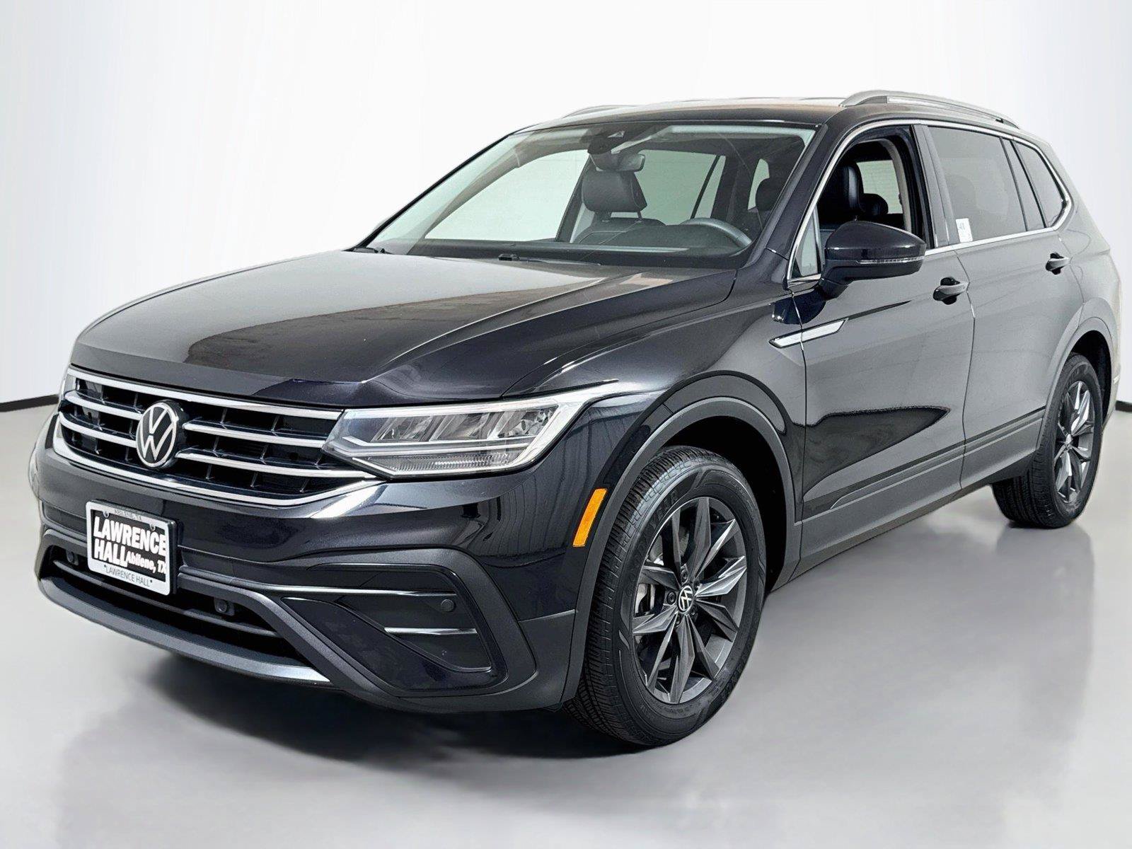 Used 2023 Volkswagen Tiguan SE FWD image 1