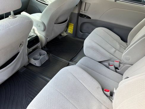 Used 2014 Toyota Sienna LE FWD image 14