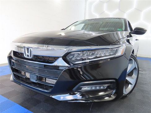 Used 2018 Honda Accord Touring image 2