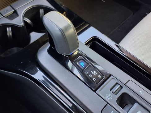 Used 2025 Toyota Prius XLE image 18