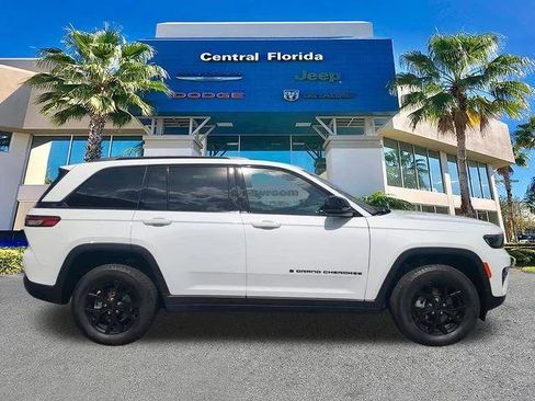 Certified 2025 Jeep Grand Cherokee Altitude AWD/4WD image 4