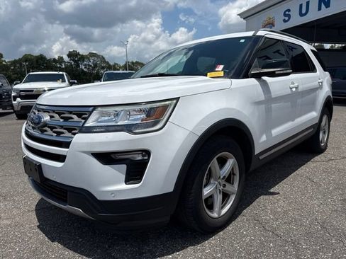 Used 2018 Ford Explorer XLT w/ Equipment Group 202A FWD image 2