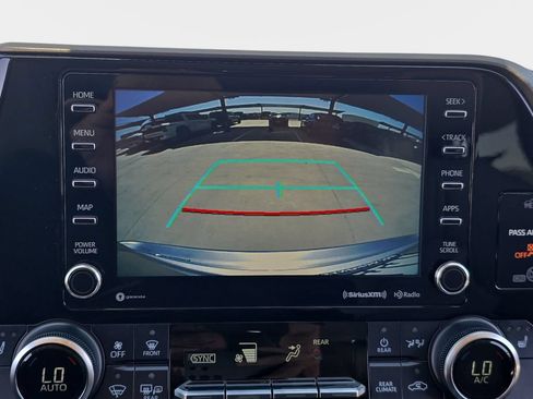 Used 2021 Toyota Highlander XLE FWD image 28