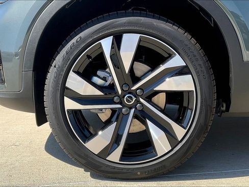 New 2026 Volvo XC40 B4 Plus w/ Climate Package image 24