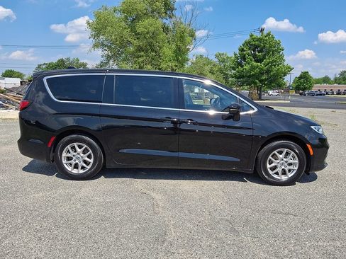 Used 2025 Chrysler Pacifica Select FWD image 13