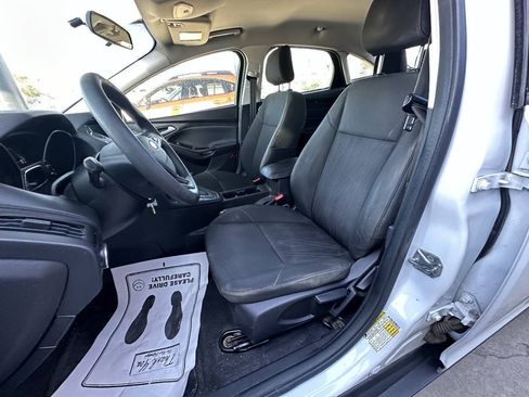 Used 2018 Ford Focus SE w/ SE Appearance Package FWD image 15