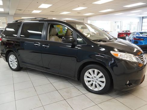 Used 2014 Toyota Sienna XLE w/ Entertainment Package image 13