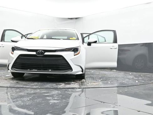 Used 2025 Toyota Corolla LE image 66