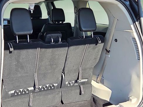 Used 2024 Chrysler Pacifica Touring-L image 11