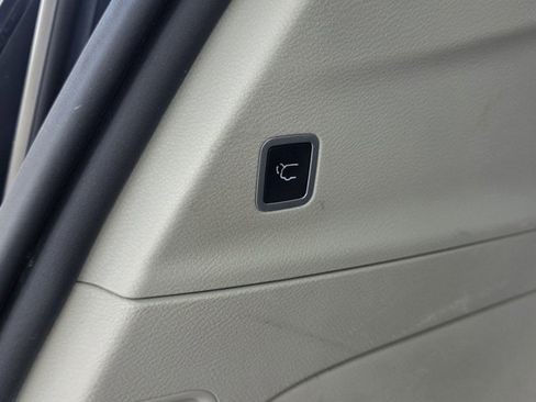 Used 2018 Chrysler Pacifica Touring-L FWD image 51