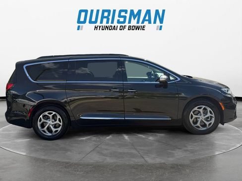 Used 2023 Chrysler Pacifica Limited image 7