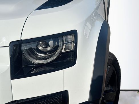 Used 2023 Land Rover Defender 130 X-Dynamic SE image 9