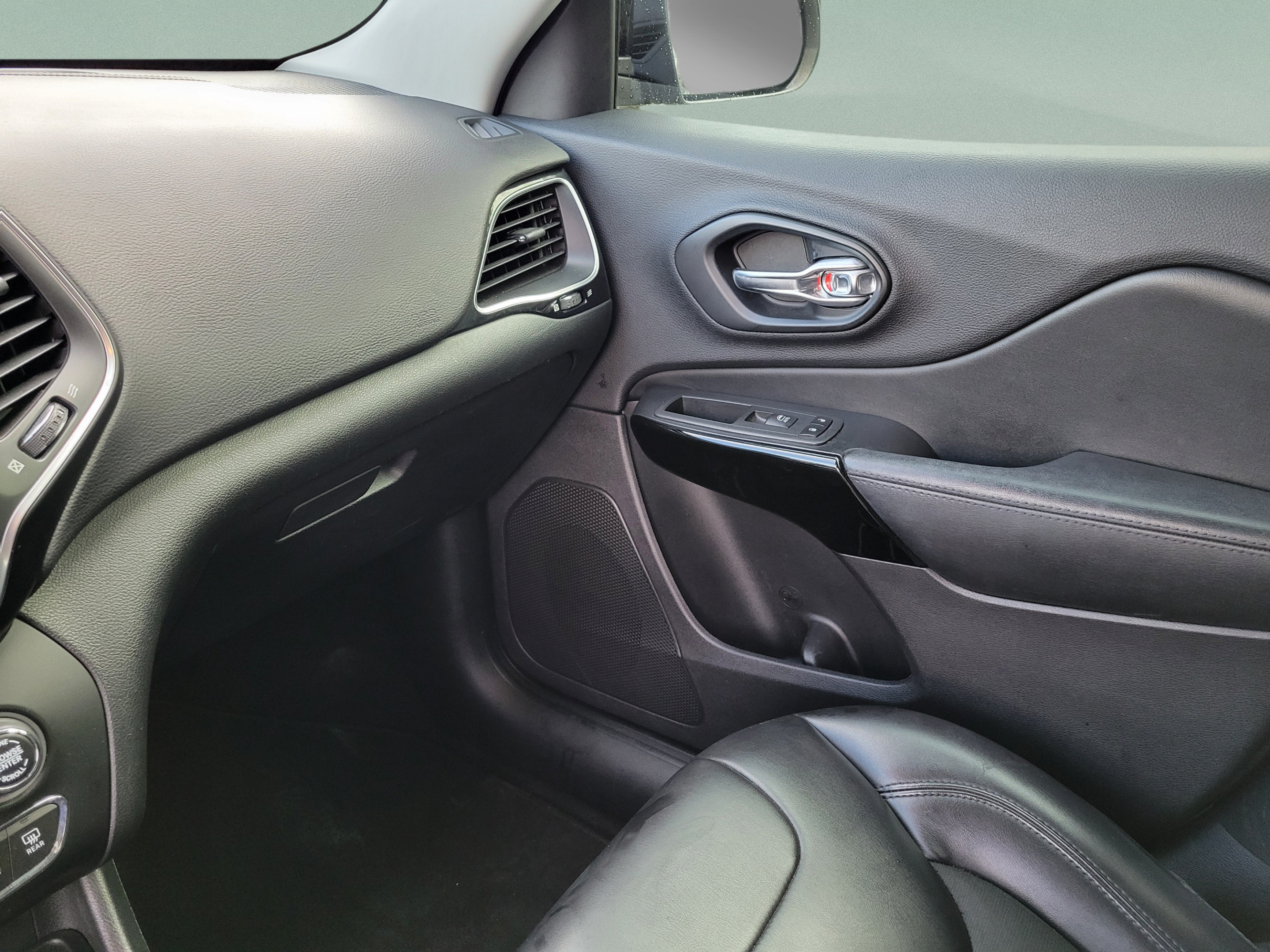 Used 2020 Jeep Cherokee Latitude Plus FWD image 23