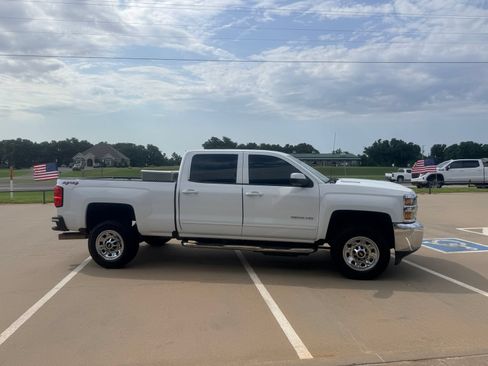 Used 2018 Chevrolet Silverado 2500 LT AWD/4WD image 3