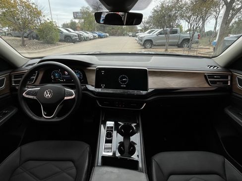 Used 2025 Volkswagen Atlas SE image 10