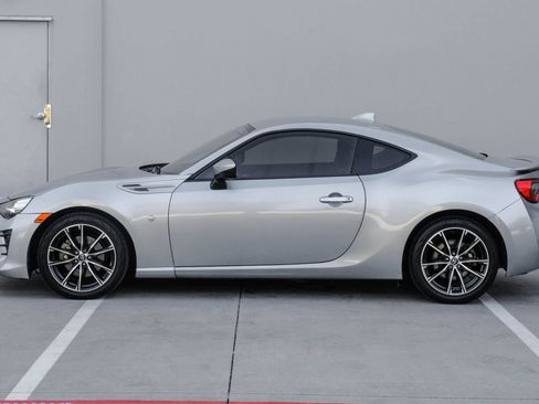 Used 2017 Toyota 86 RWD image 8